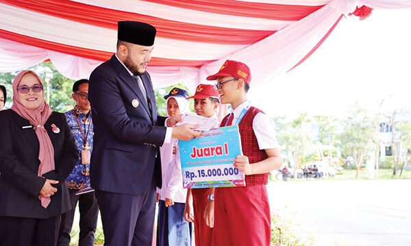 PENGHARGAAN SISWA BERPRESTASI— Usai upacara peringatan Hari Kesaktian Pancasilan, Wako Padang Fadly Amran menyerahkan penghargaan kepada pelajar yang mengharumkan nama Kota Padang di ajang OSN Nasional dan Kejurda, di Lapangan APEKSI Balai Kota Aia Pacah, Rabu (1/10).