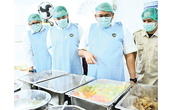 Jaga Keamanan dan Kualitas Makanan, Wako Padang Pastikan Satgas MBG Rutin Cek Dapur dan Makanan Siswa 1 PENINJAUAN MBG— Wako Padang Fadly Amran, mendampingi Wakil Ketua Komisi VI DPR RI Andre Rosiade, meninjau Dapur MBG Surau Gadang, Kecamatan Nanggalo, sekaligus melihat langsung pelaksanaan program MBG di SDN 5 dan SDN 13 Surau Gadang, Kecamatan Nanggalo, Jumat (10/10).