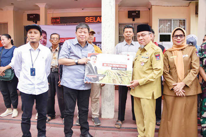 BANTUAN ALSINTAN— Wawako Padang Maigus Nasir menerima bantuan alsintan dan ayam ras petelur yang diberikan Wakil Ketua Komisi IV DPR RI Alex Indra Lukman, di halaman Kantor Dinas Pertanian Kota Padang, Senin (20/10).