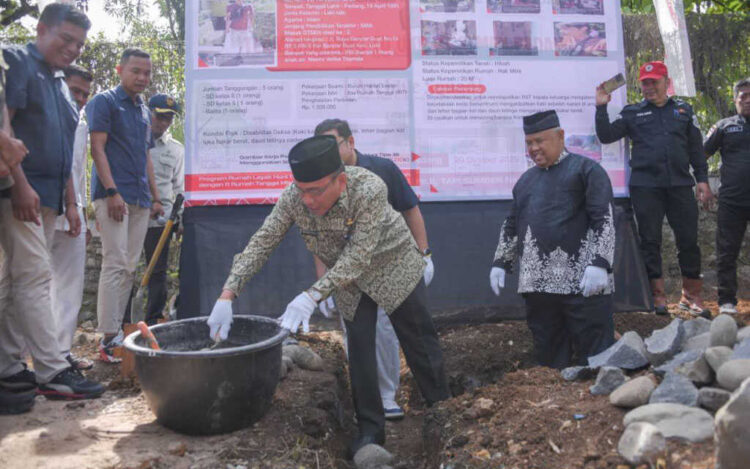 PELETAKAN BATU PERTAMA— Wawako Padang Maigus Nasir meletakkan batu pertama pembangunan Rumah Layak Huni bagi Rumah Tangga Miskin (RTM), program Tanggung Jawab Sosial dan Lingkungan (TJSL) PT Semen Padang, di Jalan Bandar Buat, Kelurahan Bandar Buat, Kecamatan Lubuk Kilangan, Kamis (23/10).
