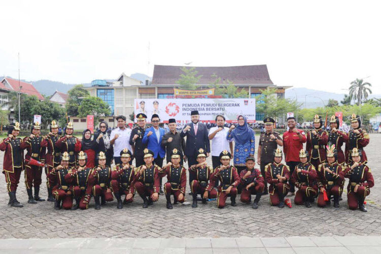 Pemko Padang Komit Lahirkan Generasi Unggul dengan “Padang Juara” 1 PERINGATAN SUMPAH PEMUDA— Wali Kota Padang Fadly Amran, menjadi pembina upacara peringatan Hari Sumpah Pemuda ke-97 Tahun 2025 di Lapangan Upacara Balai Kota Aia Pacah Padang, Selasa (28/10).
