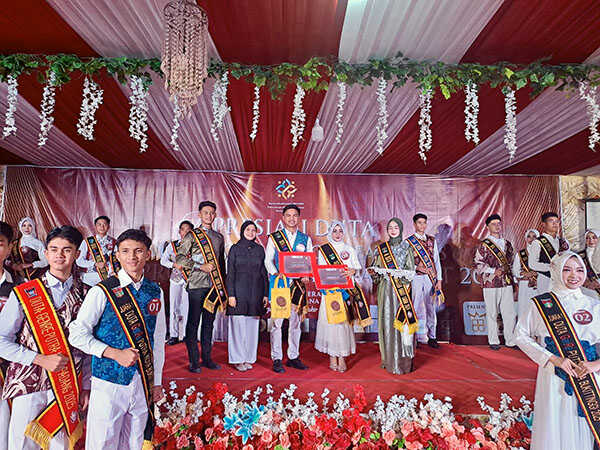 Siswi SMAN 2 Padang Panjang Juara 1 Duta GenRe Putri Sumbar 2025 1 Oplus_131072