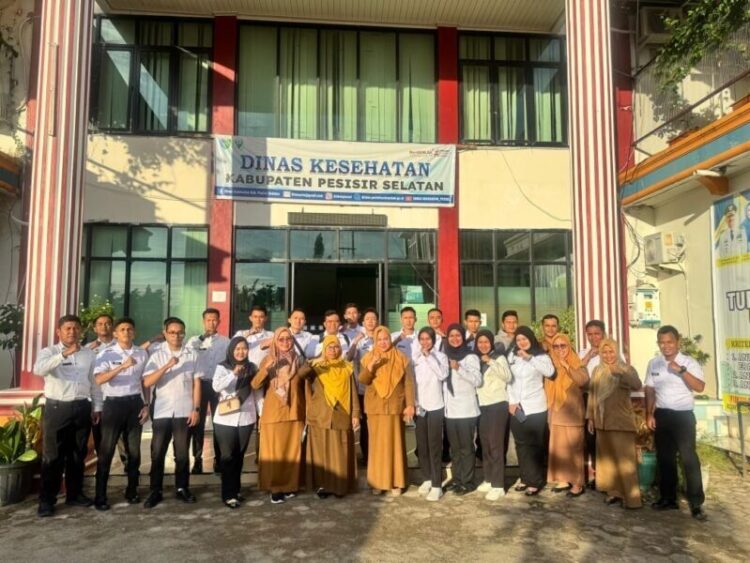 11 Dapur MBG di Pessel, Ditargetkan Disertifikasi Sebelum Akhir Oktober 1 DAPUR MBG—Bupati Pesisir Selatan Hendrajoni menargetkan Pemkab Pesisir Selatan 11 dapur Program Makan Bergizi Gratis (MBG) yang telah beroperasi segera mengantongi Sertifikat Laik Higiene Sanitasi (SLHS) sebelum 30 Oktober 2025.