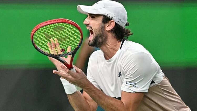 CETAK SEJARAH— Petenis asal Monako, Valentin Vacherot, mencatatkan sejarah dalam Shanghai Masters 2025. Memulai turnamen kategori ATP Masters 1000 sebagai pemain kualifikasi, bahkan tidak masuk dalam daftar awal, petenis ranking 204 dunia itu secara mengejutkan tampil sebagai juara.