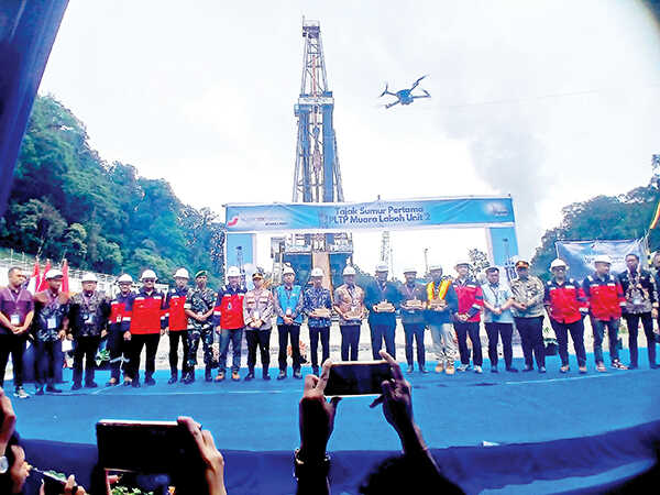 KOLABORASI— Kolaborasi investasi antara perusahaan Indonesia dan Jepang kembali terwujud melalui pengembangan proyek PLTP Muara Laboh Unit 2 di Kabupaten Solok Selatan. Proyek yang digarap oleh PT SEML ini resmi memasuki tahap pengeboran sumur pertama pada Rabu (16/10), dengan total nilai investasi mencapai USD 490 juta atau sekitar Rp7,6 triliun.