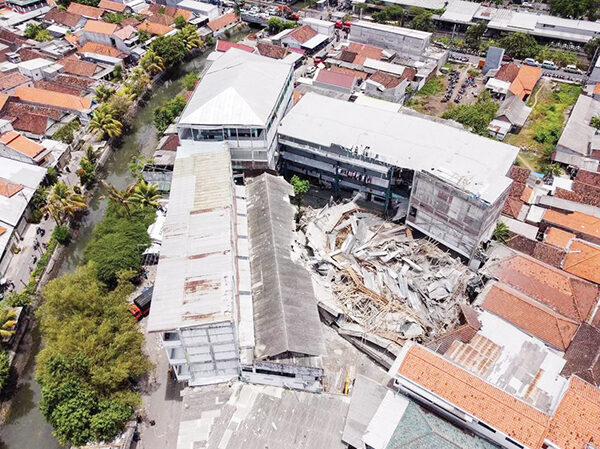 FOTO UDARA— Foto udara bangunan mushalla yang ambruk di Pondok Pesantren (Ponpes) Al Khoziny di Kecamatan Buduran, Sidoarjo, Jawa Timur, Rabu (30/9).