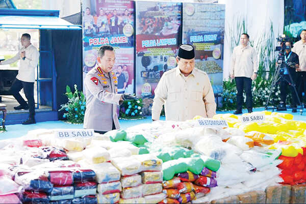 BB NARKOBA— Kapolri Listyo Sigit menunjukkan barang bukti narkoba di Lapangan Bhayangkara, Jakarta Selatan, kepada Presiden Prabowo Subianto, Rabu (29/10).