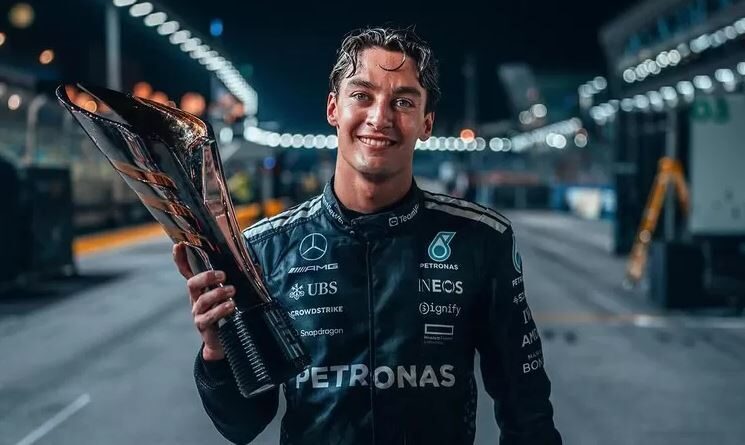 Russell Kembali Berjaya di Singapura, Mercedes Rayakan Malam Sempurna di Marina Bay 1 DOMINAN— George Russell menorehkan kemenangan gemilang pada ajang Formula 1 Grand Prix Singapura 2025, Minggu (5/10), setelah tampil dominan sejak awal hingga akhir balapan di bawah gemerlap lampu Sirkuit Marina Bay.
