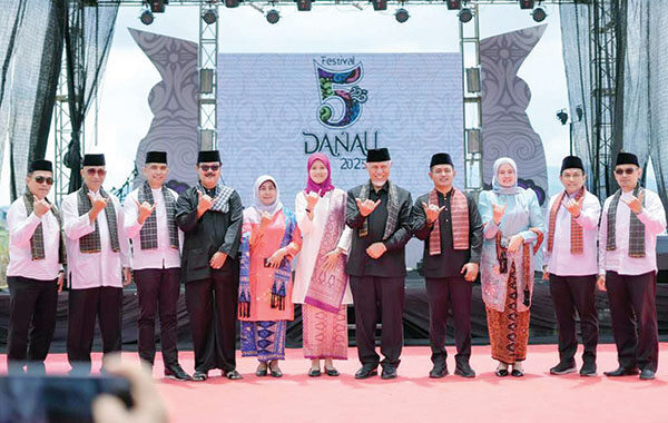 Festival 5 Danau 2025 Warnai Kabupaten Solok, Promosikan Wisata dan Budaya Lokal 1 GUBERNUR Sumbar, Sekretaris Deputi Bidang Pemasaran Kemenparekraf, Bupati Solok,
dan undangan lainnya saat penutupan Featival 5 Danau.
