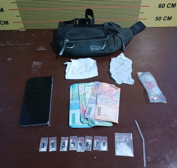 Digerebek saat Transaksi, 2 Pengedar Kedapatan Simpan 10 Paket Sabu 1 SABU— Polisi mengamankan 10 paket sabu dari dua pengedar yang ditangkap di Jorong Kampung Belimbing, Nagari Ganggo Mudiak, Kecamatan Bonjol.