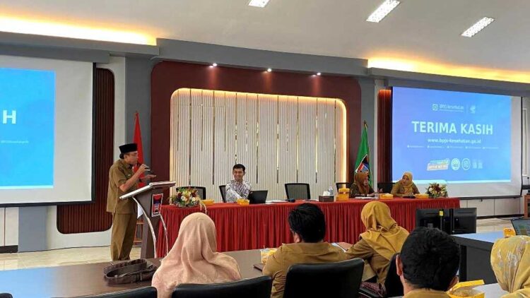 EVALUASI PROGUL BPJS GRATIS— Wakil Wali Kota Padang, Maigus Nasir saat memimpin rapat evaluasi  program BPJS Gratis bersama satuan kerja di Kantor Dinas Kesehatan Kota Padang, di Aie Pacah.