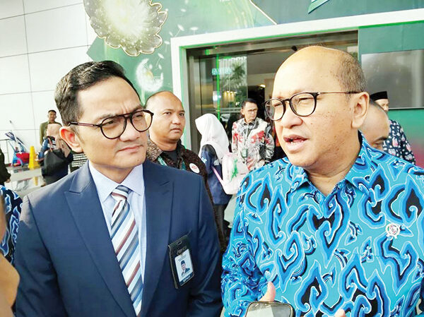 WAWANCARA— Kepala Badan Pengelola Investasi Danantara Rosan Perkasa Roeslani (kanan) bersama Kepala BPKH Fadlul Imansyah di Kemayoran, Jakarta (8/10) malam.