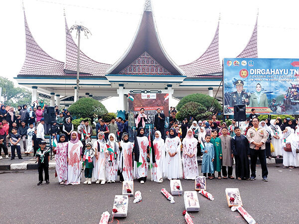Bukittinggi Kobarkan Semangat Bela Palestina di Tengah Car Free Day 1 AKSI BELA PALESTINA— Wakil Wali Kota Bukittinggi, Ibnu Asis, secara resmi buka aksi Bukittinggi bela Palestina dalam Car Free Day, Minggu (12/10). Dalam kegiatan ini berkobar semangat Bukittinggi untuk kemerdekaan Palestina.