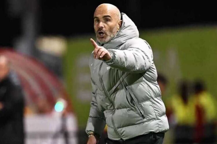 Enzo Maresca Dihukum FA, Dilarang Dampingi Chelsea Satu Laga dan Didenda Rp 178 Juta 1 DENDA— Pelatih Chelsea, Enzo Maresca, resmi dijatuhi hukuman oleh FA. Ia mendapat larangan mendampingi tim selama satu pertandingan dan denda sebesar GBP 8.000 (Rp 178 juta).