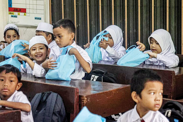 Contohkan Program Vaksinasi, Komisi II DPR Dorong Pelibatan Aktif Pemda untuk Sukseskan MBG 1 ILUSTRASI— Sejumlah siswa Sekolah Dasar menerima menu Makan Bergizi Gratis (MBG).