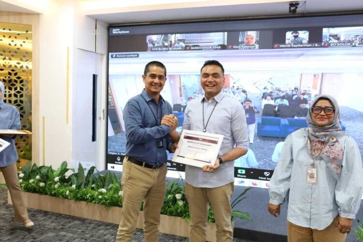 BRI Regional Office Padang Apresiasi Karyawan dan Unit Terbaik 1 PT BRI (Persero) Tbk RO Padang menyerahkan penghargaan kepada karyawan dan unit terbaik pada acara bertajuk "The Best Employee" dan "The Best Unit Kerja" untuk Triwulan I dan II Tahun 2025.