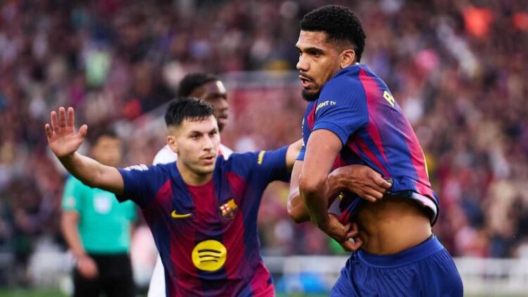 Araujo jadi Pahlawan!, Gol di Menit 93 Bawa Barcelona Rebut Puncak Klasemen 1 GOL PENYELAMAT— Barcelona harus bekerja keras sebelum akhirnya memastikan kemenangan dramatis 2-1 atas Girona dalam lanjutan Liga Spanyol di Stadion Olimpic Lluis Companys, Sabtu (18/10) malam waktu setempat. Gol penentu kemenangan datang dari Ronald Araujo di menit ke-93, membawa Blaugrana naik ke puncak klasemen sementara.