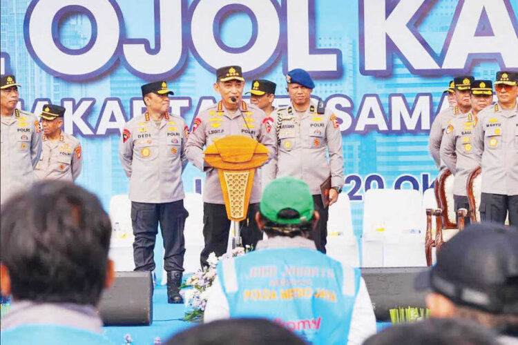 JAGA KAMTIBMAS— Kapolri Jenderal Polisi Listyo Sigit Prabowo memimpin Apel Ojol Jaga Kamtibmas di Monas, Jakpus, pada Senin (20/10). Jenderal Sigit mengajak para ojol bersinergi dengan polisi.