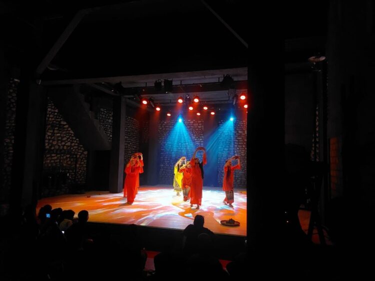 Festival Nan Jombang Tanggal 3 di Gedung Manti Menuik, Ladang Tari Nan Jombang, Jumat (3/10) menghadirkan Tari Kontemporer bertajuk Balimau yang dibawakan Sanggar Seni Cahayo Bundo.