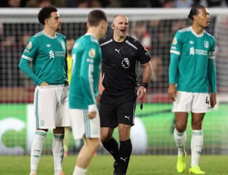 Liverpool Tumbang dari Brentford, Samai Rekor Terburuk di Liga Primer 1 REKOR TERBURUK— Liverpool menyamai rekor terburuk mereka di Liga Primer setelah menelan kekalahan keempat secara beruntun, kali ini dengan skor 3-2 dari Brentford di Gtech Community Stadium, Minggu (26/10).