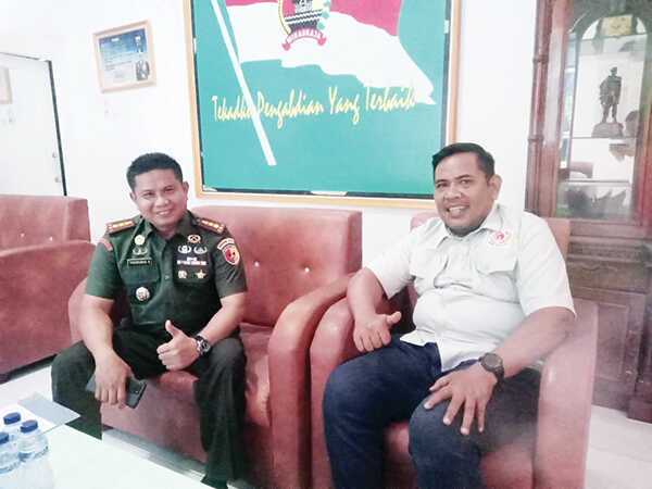 SILATURAHMI— Plt. Ketua KONI Kabupaten Pesisir Selatan, M. Adli, melakukan silaturahmi dengan Dandim 0311/Pessel Letkol Czi Theodorus Sambua, pada Kamis (30/10).