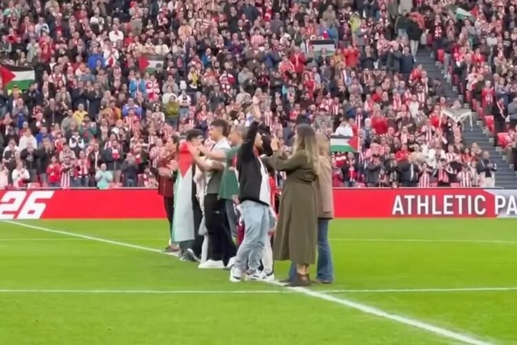 Athletic Bilbao Cetak Sejarah!, Tim LaLiga Pertama yang Terang-terangan Dukung Palestina, Undang 11 Pengungsi ke Lapangan 1 UPACARA KHUSUS— Athletic Bilbao mengadakan upacara khusus jelang pertandingan melawan RCD Mallorca degan itu menghadirkan 11 pengungsi Palestina yang kini tinggal di wilayah Basque.