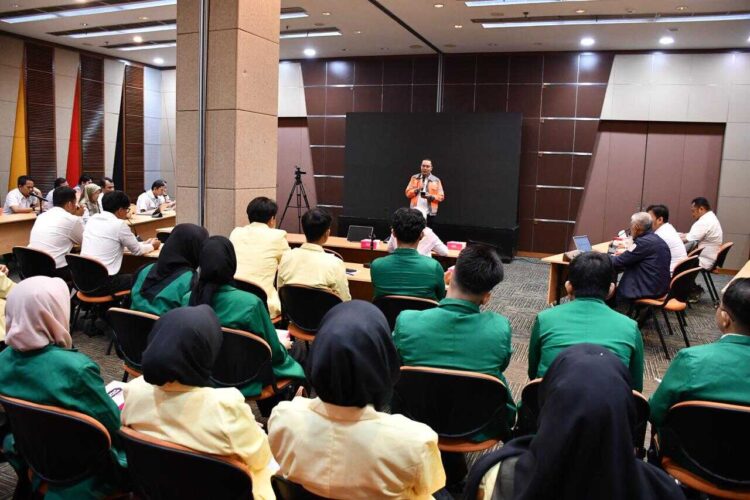 MAGANG HUB KEMNAKER— Kepala Departemen SDM & Umum, Iskandar Samudra Taqwa membuka kegiatan Program Pemagangan Lulusan Perguruan Tinggi Magang Hub Kemnaker yang diikuti oleh 30 lulusan dari berbagai universitas di Indonesia, di Ruang Rapat Lantai 1 Kantor Pusat PT Semen Padang.