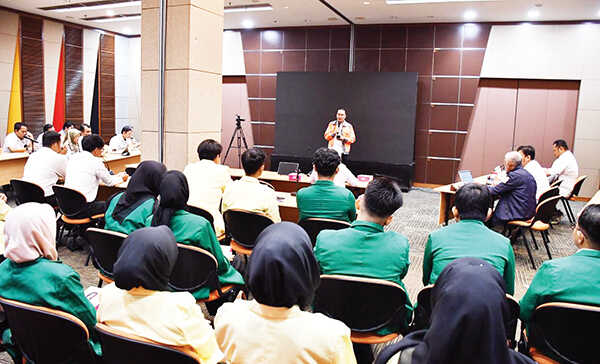 MAGANG HUB KEMNAKER— Kepala Departemen SDM & Umum, Iskandar Samudra Taqwa membuka kegiatan Program Pemagangan Lulusan Perguruan Tinggi Magang Hub Kemnaker yang diikuti oleh 30 lulusan dari berbagai universitas di Indonesia, di Ruang Rapat Lantai 1 Kantor Pusat PT Semen Padang.