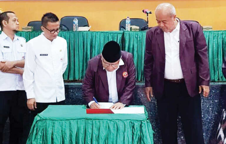 TEKEN KERJA SAMA— Kepala DLH Kota Padang Fadelan Fitra Masta melakukan penandatanganan MoA dan Implementation Arrangement (IA) antara DLH Kota Padang, Lembaga Penelitian dan LPPM Unes, serta 20 Program Studi dari Unes dan 1 Program Studi dari AAI, di Auditorium Universitas Ekasakti, Rabu (29/10).