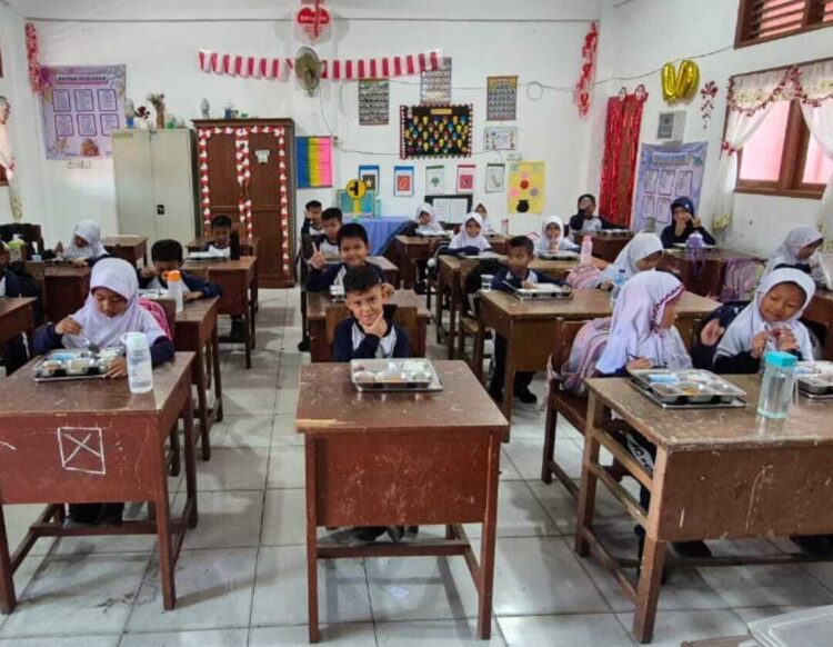 Program MBG Disambut Antusias Siswa SDN 05 Surau Gadang Padang, Ternyata Ini Menu yang Paling Disukai 1 Siswa-siswi SDN 05 Surau Gadang menyantap menu program MBG yang menyentuh kebutuhan gizi.