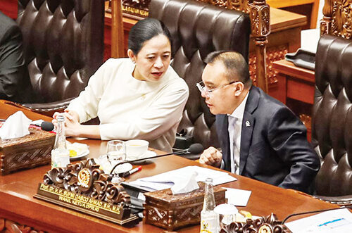 DPR Resmi Sahkan UU BUMN, Kementerian BUMN Berganti jadi Badan Pengaturan hingga Larangan Rangkap Jabatan 1 BERBINCANG— Ketua DPR Puan Maharani (kiri) berbincang dengan Wakil Ketua DPR Sufmi Dasco Ahmad.