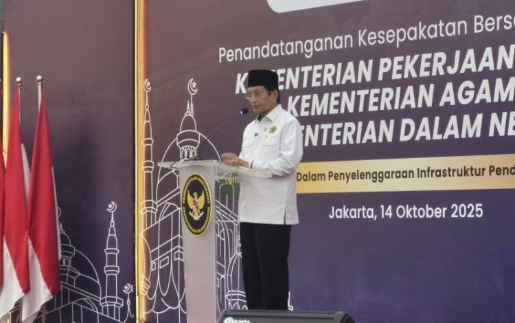 SAMBUTAN— Menag Nasaruddin Umar saat memberikan sambutan pada kegiatan penendatanganan kesepakatan bersama antara Kementerian PU, Kemenag, Kemendagri dan Kemenko PM, Selasa (14/10).