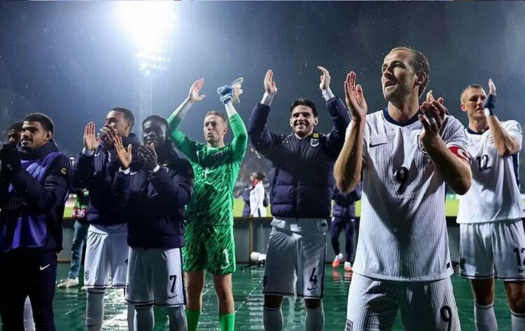 LOLOS PIALA DUNIA— Pemain Inggris merayakan keberhasilan lolos ke Piala Dunia 2026, usai kemenangan meyakinkan 5-0 atas Latvia pada Rabu (15/10) dini hari.