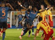 Napoli Akhiri Perlawanan Lecce, Tetap Kokoh di Puncak Serie A Meski Didera Badai Cedera