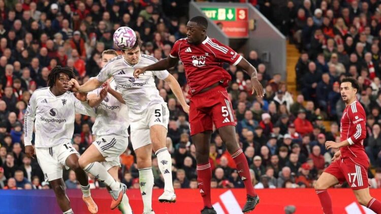 SUNDULAN— Tandukan Harry Maguire pada menit ke-88 menjadi penentu kemenangan Manchester United atas Liverpool pada laga pekan ke-8 Liga Inggris di Stadion Anfield, Minggu (19/10) malam waktu setempat.