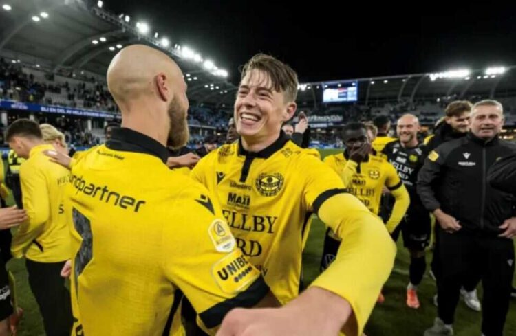 Mjallby AIF Juara Liga Swedia, Lengkapi Musim Sensasional Desa Nelayan Setelah Sempat Terdegradasi 1 JUARA— Mjallby AIF memastikan diri menjadi juara Swedia untuk pertama kalinya dalam sejarah klub setelah meraih kemenangan 2-0 atas IFK Goteborg pada laga Allsvenskan, Senin (20/10) malam waktu setempat.