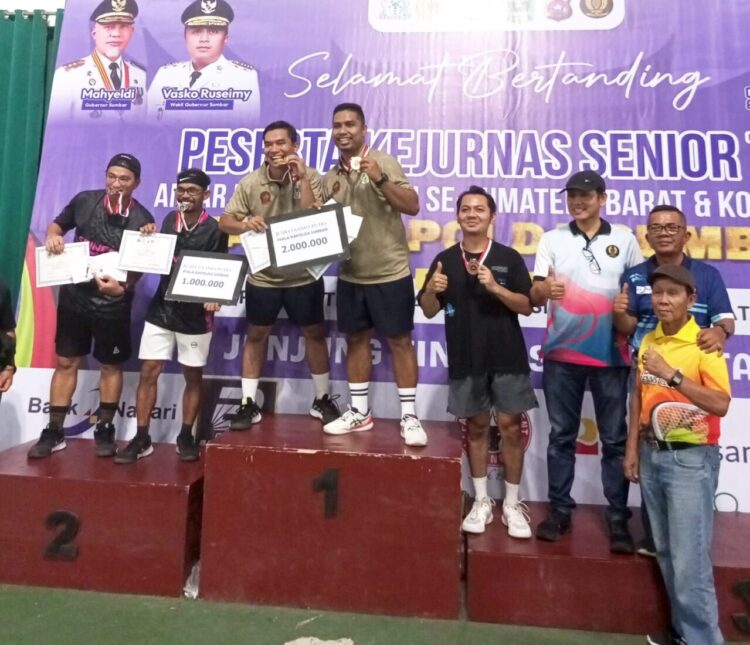 Piala Kapolda Sumbar 2025, Para Juara Tenis Komunitas Rayakan Kemenangan Penuh Semangat 1 EUFORIA KEMENANGAN— Ajang Kejuaraan Tenis Komunitas Piala Kapolda Sumbar 2025 berakhir penuh euforia di Lapangan Tenis Universitas Negeri Padang (UNP), Minggu (5/10) malam.