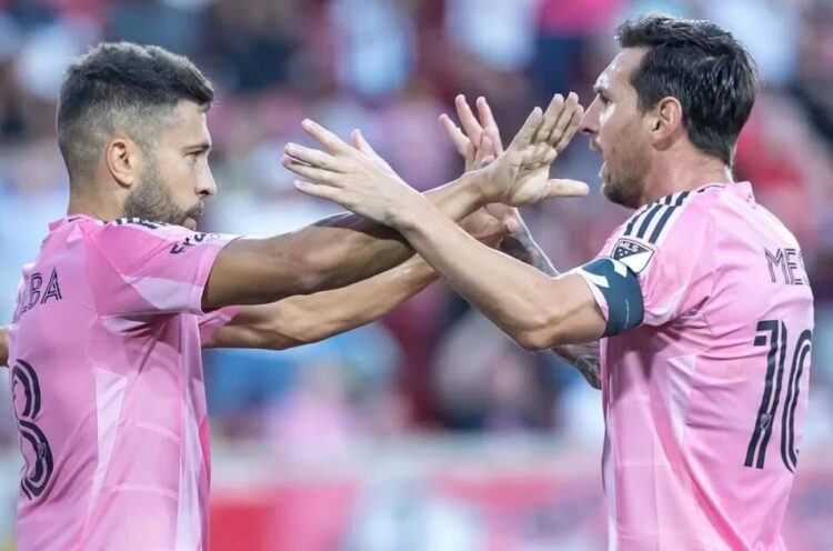 Jordi Alba Pensiun Akhir Musim, Messi: Akan Aneh Tanpamu di Kiri! 1 DUET— Jordi Alba (kiri) dan Lionel Messi di Inter Miami.