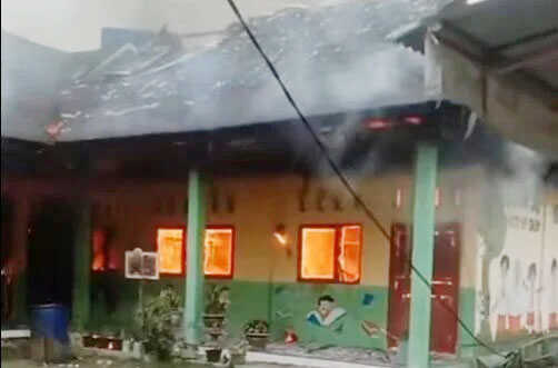 Gedung SDN 30 Padangpariaman Dilalap Api, Hanguskan Ruang Kepsek dan 4 Ruang Belajar, Kerugian Rp 1,2 Miliar, Diduga Gegara Korsleting Listrik 1 KEBAKARAN— Kondisi bangunan SD Negeri 30 yang terbakar di Kecamatan V Koto Kampung Dalam, Kabupaten Padangpariaman.