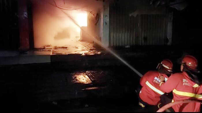 KEBAKARAN— Kondisi tiga petak toko yang terbakar di Blok A Pasar Raya Padang.