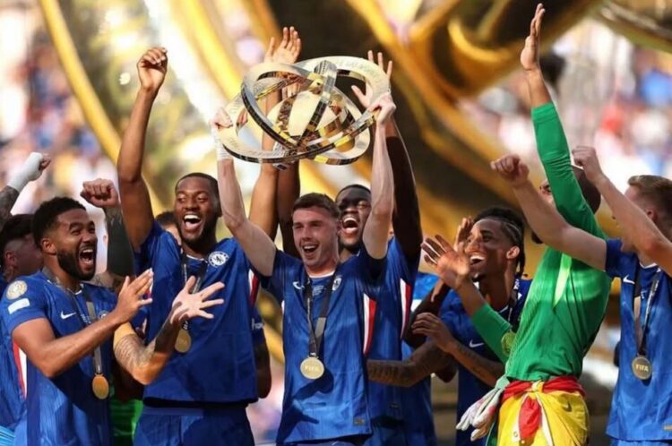 Nilai Pemain Tembus Rp 31 Triliun, Chelsea jadi Klub dengan Skuad Termahal di Dunia 1 KLUB TERMAHAL— Klub Premiere League, Chelsea, kembali menjadi sorotan dalam hal nilai jual para pemainnya. Nilai total skuad The Blues saat ini diperkirakan mencapai GBP 1,56 miliar atau sekitar Rp 31 triliun, melampaui klub-klub elite Eropa lainnya seperti Real Madrid, Paris Saint-Germain, dan Manchester City.