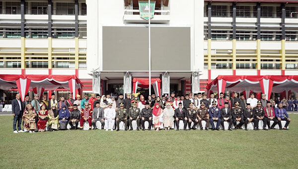 Gubernur Sumbar, Mahyeldi Ansharullah, Wagub Vasko Ruseimy dan Ketua DPRD Sumbar Muhidi bersama Forkopimda Sumbar dan tamu undangan usai upacara bendera.