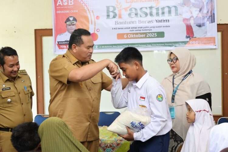 BANTUAN BERAS— Wali Kota Pariaman, Yota Balad serahkan bantuan brastim kepad anak yatim di Kota Pariaman.