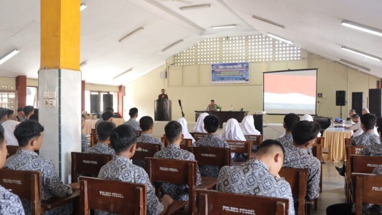 STUDI EDUKATIF—Sebanyak 64 siswa SMA Negeri 2 Padang Panjang ikuti  kunjungan Studi Edukatif ke Sekolah Polisi Negara (SPN) Polda Sumatera Barat di Padang Besi, Kota Padang.