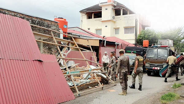 PEMBONGKARAN BANGLI— Personel Satpol PP Kota Padang bongkar bangunan liar (bangli) yang dibangun di atas badan jalan, di jalan Belibis, Kelurahan Air Tawar Barat, Jumat (24/10).