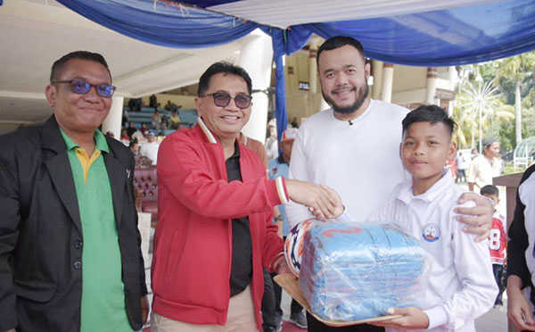1.250 Pemain Ikuti Festival Sepak Bola Askot U-10 dan U-12, Mastilizal Aye: Mudah-mudahan Lahirkan Calon Pemain Timnas 1 PENYERAHAN JERSEY— Ketua Askot PSSI Kota Padang Mastilizal Aye bersama Wali Kota Padang Fadly Amran, menyerahkan jersey kepada perwakilan tim ata SSB yang ikut dalam menggelar Festival Sepak Bola Askot U-10 dan U-12 memperebutkan Piala Walikota Padang Tahun 2025, Minggu (26/10) di lapangan Imam Bonjol Padang.