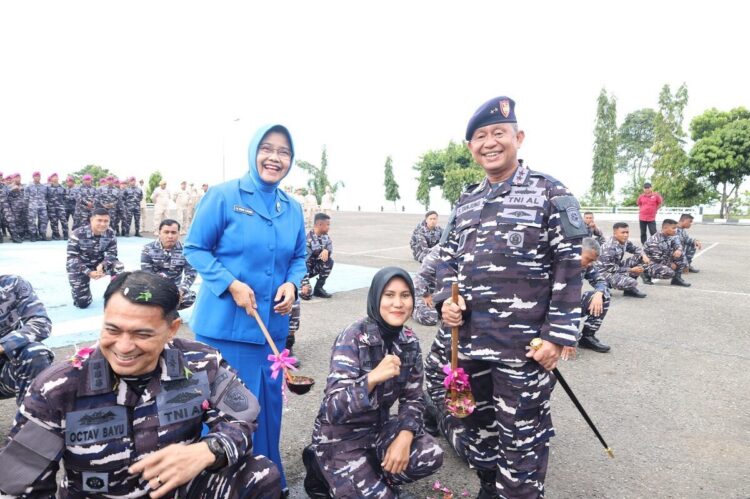 BERSAMA PRAJURIT—Dankodaeral II Laksamana Muda TNI Sarimpunan Tanjung bersama dengan prajurit yang menjalani prosesi naik pangkat.
