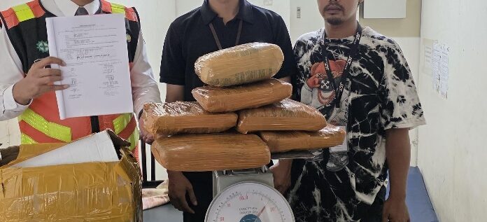 Pengiriman 7 Kg Ganja ke Jakarta Digagalkan Petugas Avsec BIM, Terdeteksi saat Melewati Mesin X-Ray 1 GAGALKAN— Petugas Avsec BIM mengamankan 7 Kg ganja yang hendak dikirim ke Jakarta.