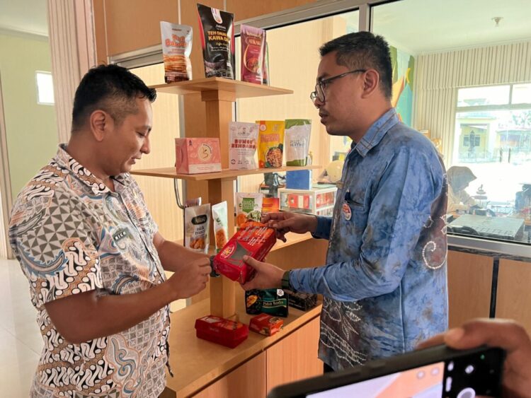 Kepala UPT PLUT KUMKM Sumbar, Nico Primadona memperlihatkan hasil porduk UMKM binaannya.