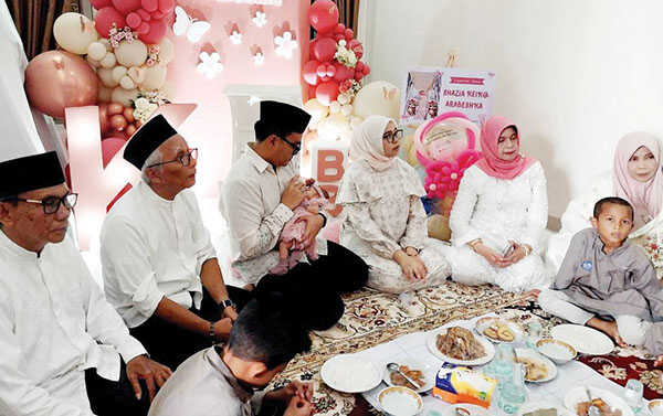 AKIKAH CUCU— Keluarga besar Dr Ir Haji Elfi Datuk Tumanggung Sati dan dr Hj Aklima, MPH, Kepala Dinas Kesehatan Sumatera Barat, melangsungkan acara tasyakuran akikah cucunya, Shazia Keiko Arabeshka, pada Jumat (17/10).